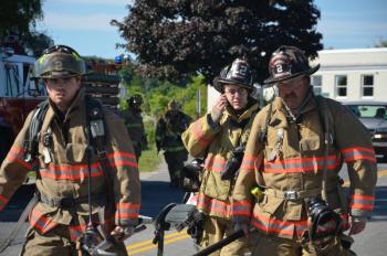 Thomaston firefighters arrive on scene. (Photo by Lynda Clancy)