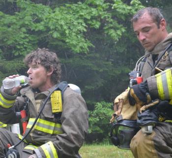 Firefighters take a water break. (Photo by Lynda Clancy)