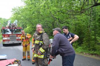 EMT Brian Wright helps Rockport firefighter Bill Lane exchange air packs. (Photo by Lynda Clancy)