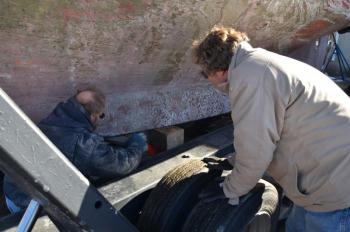 Chocking the boat into place. (Photo by Lynda Clancy)