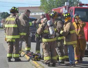 Rockport firefighters arrive. (Photo by Lynda Clancy)
