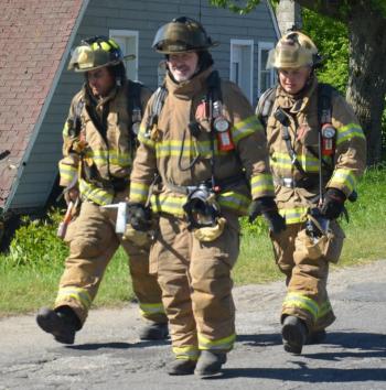 South Thomaston firefighters arrive. (Photo by Lynda Clancy)
