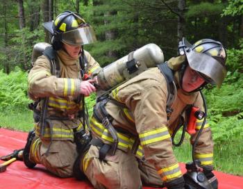 Changing air tanks. (Photo by Lynda Clancy)