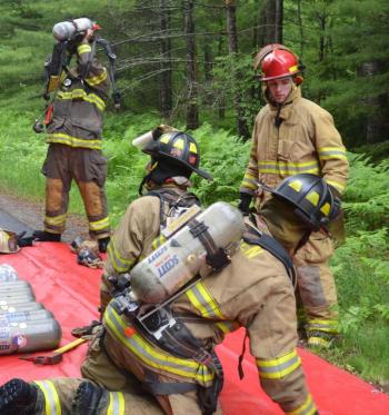 Changing air tanks. (Photo by Lynda Clancy)