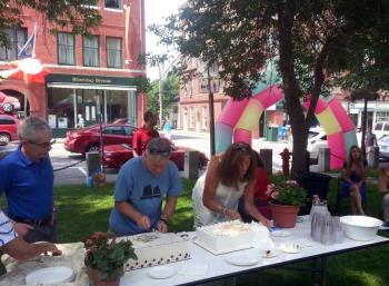 Fred Garbo and Kerry Hadley cut birthday cake to celebrate the Opera House’s 120th. (Photo by Ari Salas)