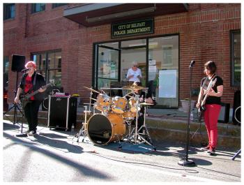 Random Idea performs on Church Street, at the end of a 5K run sponsored by WeCARE. (Photo by Ethan Andrews)