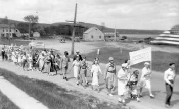Here is the 1936 Memorial Day parade at the Beach;; today’s Whales Tooth Pub in the background.
Photo courtesy of Lincolnville Historical Society memorial day