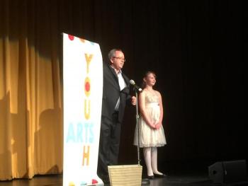 Camden-Rockport Elementary School teacher Scott Dyer introduces the production ‘Home by the Sea.’