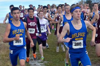 It got pretty crowded in the entrance path to the woods as the boys race got underway. (Photo by Ron Hawkes)