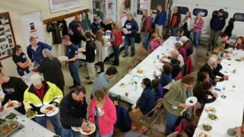 The dinner crowd moving through the line. (Photo by Sarah Shepherd)