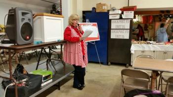 Linda Payson, auctioneer for live items, in action. (Photo by Sarah Shepherd)