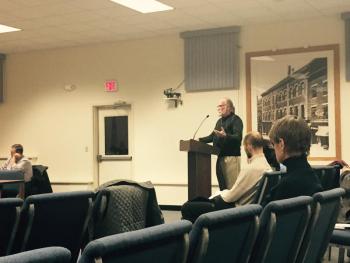 Steve Roberts, of Rockland, urges the Rockland Council not to adopt a moratorium on grid-scale power generation facilities. (Photo by Lynda Clancy)