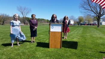 Tobin Malone, executive director of the Knox Museum, extends her appreciation to the Lady Knox Chapter. (Photo by Sarah Shepherd)