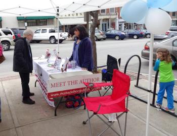 Kathy Eliscu, author of “Not Even Dark Chocolate Can Fix this Mess,” talks with a fan. (photo by Erica Thoms)