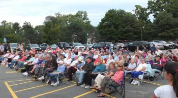 A nice crowd turned out in Reny’s Plaza, 33 Elm St. in Camden, for the K2 Music Country Showcase on Aug. 25. (Photo by Chris Wolf)
