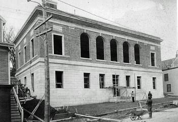 The new post office under construction in Camden 100 years ago, as seen from Bay View Street. (Courtesy Walsh History Center)