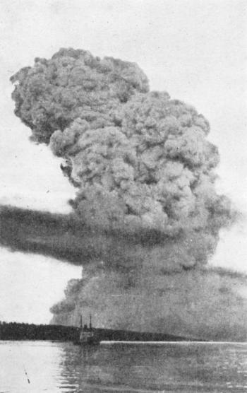 View of the column of smoke raised by the Halifax Explosion. One of only a few photographs of the blast itself. 6 Dec. 1917 / Halifax, N.S.
Source: Library and Archives Canada/PA-166585; Author Unknown wikidata: Q4233718
