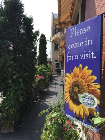 The entrance to the Camden Riverhouse Hotel. (Photo: Jenna Lookner)