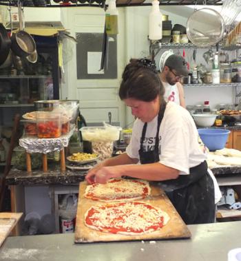 Del Paquin makes pizzas