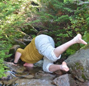 Roy Curtis dunks his head into the Saddle Trail stream. (Photo by Lynda Clancy)
