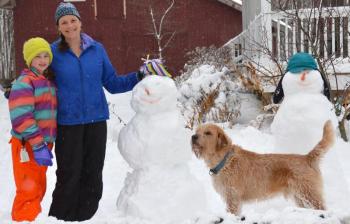 Beth Ward and her daughter, Lucy, and Gunner spent the morning making snow people. (photo by Lynda Clancy)
