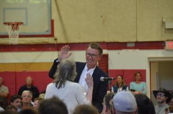 Rockport resident Bob Duke is sworn in by Rockport Town Clerk Linda Greenlaw as moderator. (Photo by Lynda Clancy)