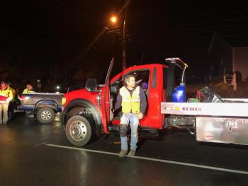 Steve Laite, owner of Camden Exxon, arrives to get the vehicles hauled off the road. (Photo by Lynda Clancy)