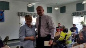 Michelle Chamberlain delivers a raffle prize to Knox County Sheriff’s Office Chief Deputy Tim Carroll. (Photo by Sarah Shepherd)