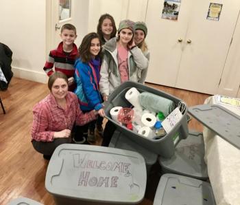 Elizabeth Siegel and the students from the Hebrew school stand with their Welcome Home Kits. (Photo courtesy of Elizabeth Siegel)
