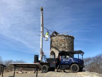 The Timbercliff crew helps to erect the Mt. Battie Star.