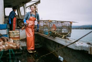 Lobsterman Sarah Leiter hauling with Captain Ariel Gilley on the F/V Queen B. (Courtesy Hannah McGowan Photography)