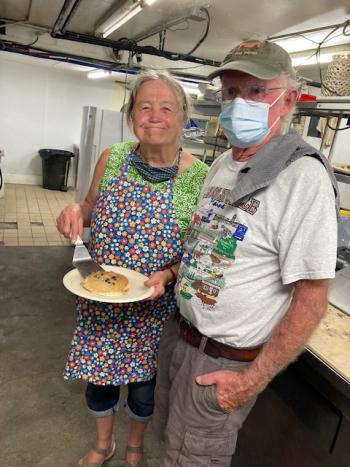 Diane O’Brien and Don French showing off a plate of pancakes.