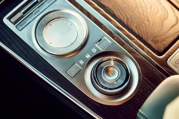 The GV80 gear selector and computer pad; at the top of the panel are the knurled radio controls. The driver (or passenger) can operate the computer via either the pad or by touching the screen.