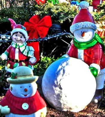 Cheerful holiday decorations at Strawberry Hill Seaside Inn, Rockport.
(Photo courtesy of Maggie Trout)