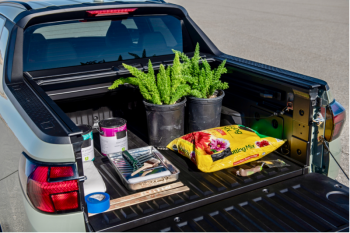 With the tailgate open, the Santa Cruz’s bed measures a full 74 inches—the overall length of a Ducati Panigale sportbike.