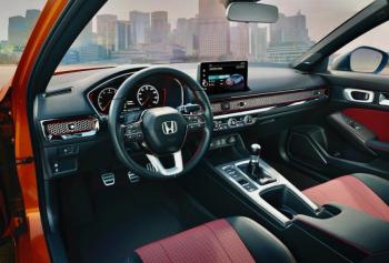 The Si gets this eye-catching red-and-black cabin treatment with sport seats that are more comfortable and supportive than the ordinary Civic’s, but manually adjustable and not heated.