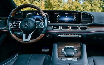 The GLS digital dashboard has two 12.3-inch screens: a customizable display of gauges for the driver and an infotainment screen featuring Mercedes-Benz's new MBUX software (with a virtual assistant who is not as bright as Siri or Alexa) plus Apple CarPlay, Android Auto, satnav, Wi-Fi and more. In the foreground is the wrist-rest for the computer touchpad. GLS450 cabin