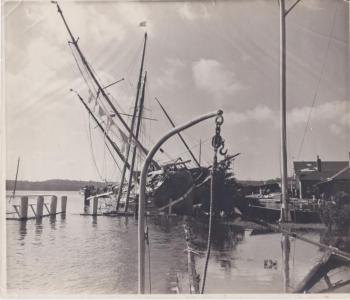 Aftermath of the 1938 Hurricane,
Blackbird sunk at EYC Pier. Courtesy of Peter Thompson