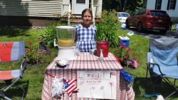 Every parade needs a lemonade stand to keep parade watchers hydrated. (Photo by Sarah Shepherd)