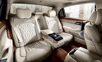 In the flagship G90, Genesis offers a choice of five two-tone interior color combinations. The comfort, spaciousness, serenity and elegance are otherworldly.