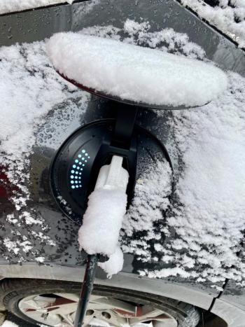 The charging cable, plug and socket are impervious to weather; unplugging requires unlocking the car. The “filler flap” opens and closes electrically and the lights show the level of charge, here 100%.