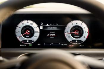 These are digital gauges that imitate analog instruments. There’s quite a lot going on here: engine temperature, fuel level, range, elapsed distance, drive mode (Sport), gear choice and more, plus engine revs and speed.