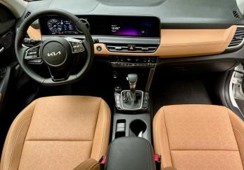 The contrasting Gentle Brown faux leather gives the Seltos SX a distinctly upmarket feel, aided & abetted by the large, crisp screens and an ample features menu.
