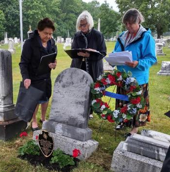 Unveiling the marker. (Photo courtesy Lady Knox Chapter, Daughters of the American Revolution)