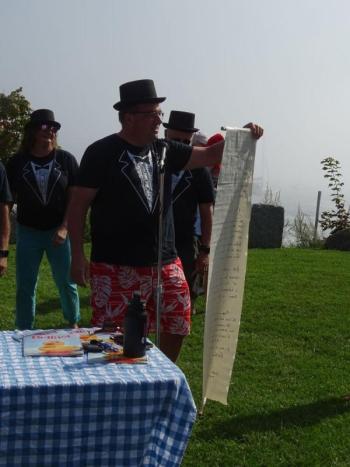 Baron Dave Crabiel reads Passy Pete’s 2023 message to the crowd.