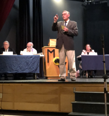 Moderator Ron Hawes counts votes during the RSU 40 budget meeting. (Sarah Masters photo)