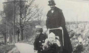 Lizzie Pillsbury, with her niece and nephew, and Ruth and David Nichols, enjoying the new concrete sidewalk at Lincolnville Beach (Photo courtesy of the David Nichols Collection, LHS)