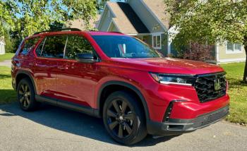 Changes to the Pilot for 2025 are minimal; one of them is the addition of this top-end trim package called the Black Edition. This color, however, is Radiant Red.