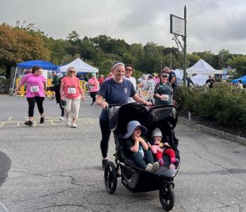 Alison Heath and her two children set off for a jog through Camden. (Photo by Lynda Clancy)