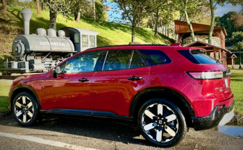 With its crisp styling, roomy interior, tons of storage, family-friendly features and on-road stance, the Prologue is the new minivan. 